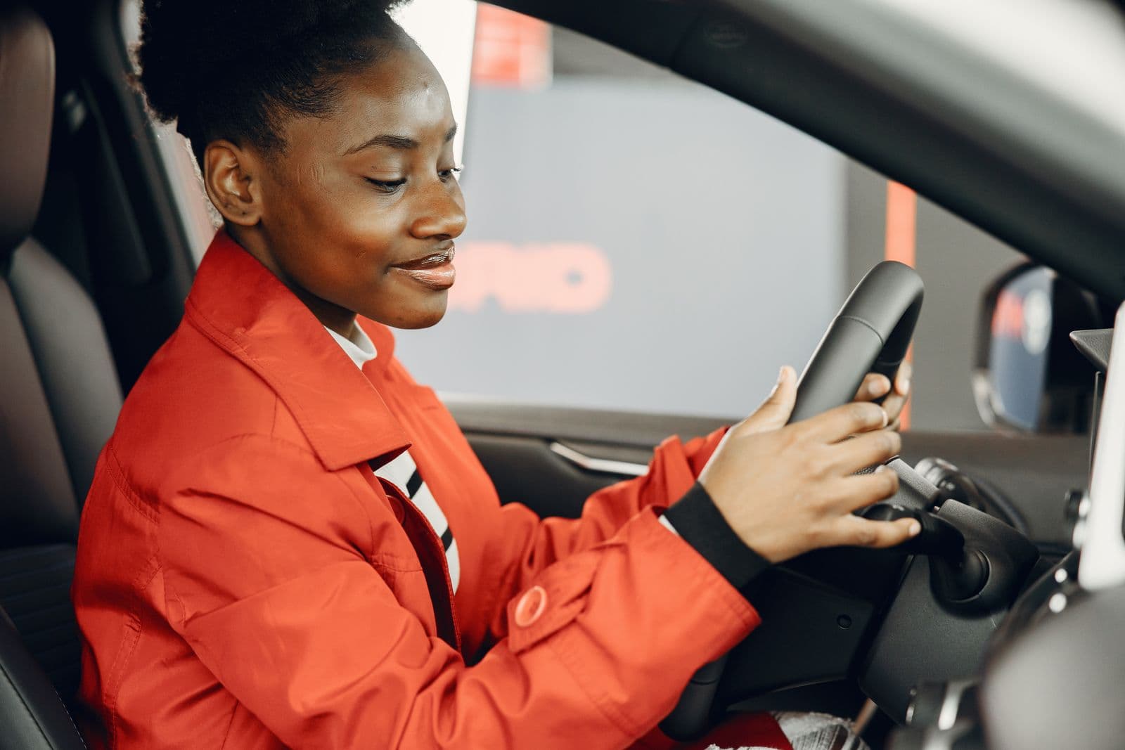 Conductrice au volant de sa voiture, illustrant le choix d'une formule d'assurance auto
