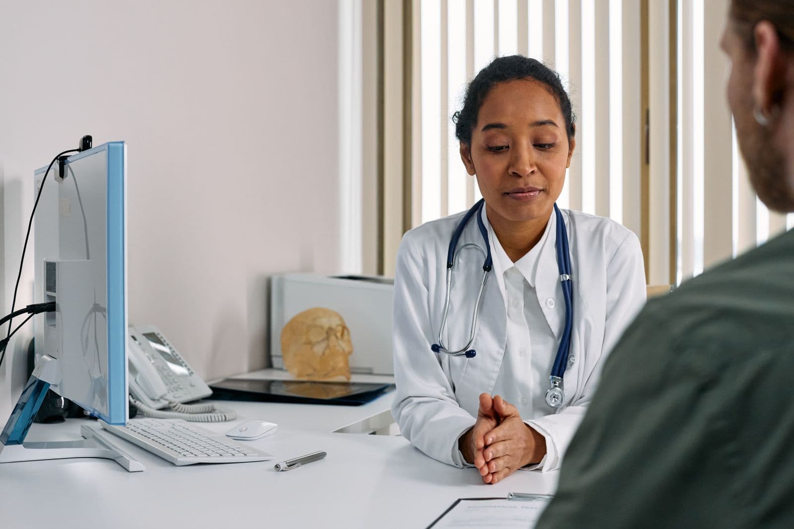 Consultation médicale dans un cabinet, illustrant le calcul des remboursements d'une mutuelle