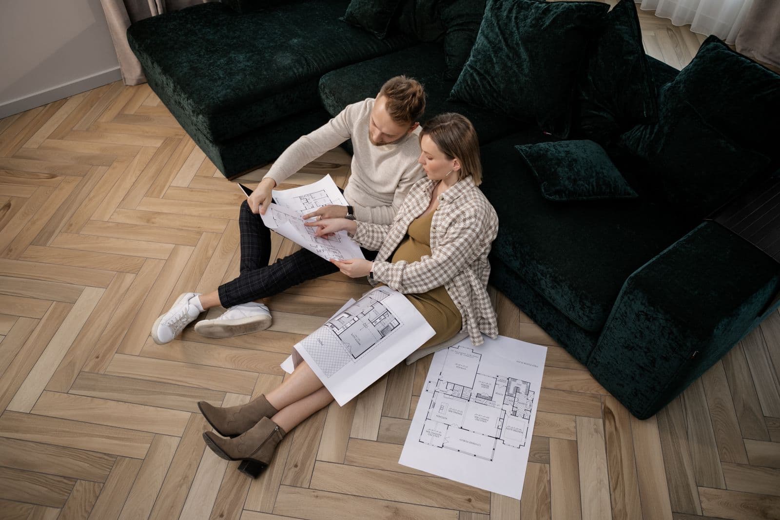 Couple examinant les plans d'un logement, illustrant le choix d'une assurance de prêt immobilier