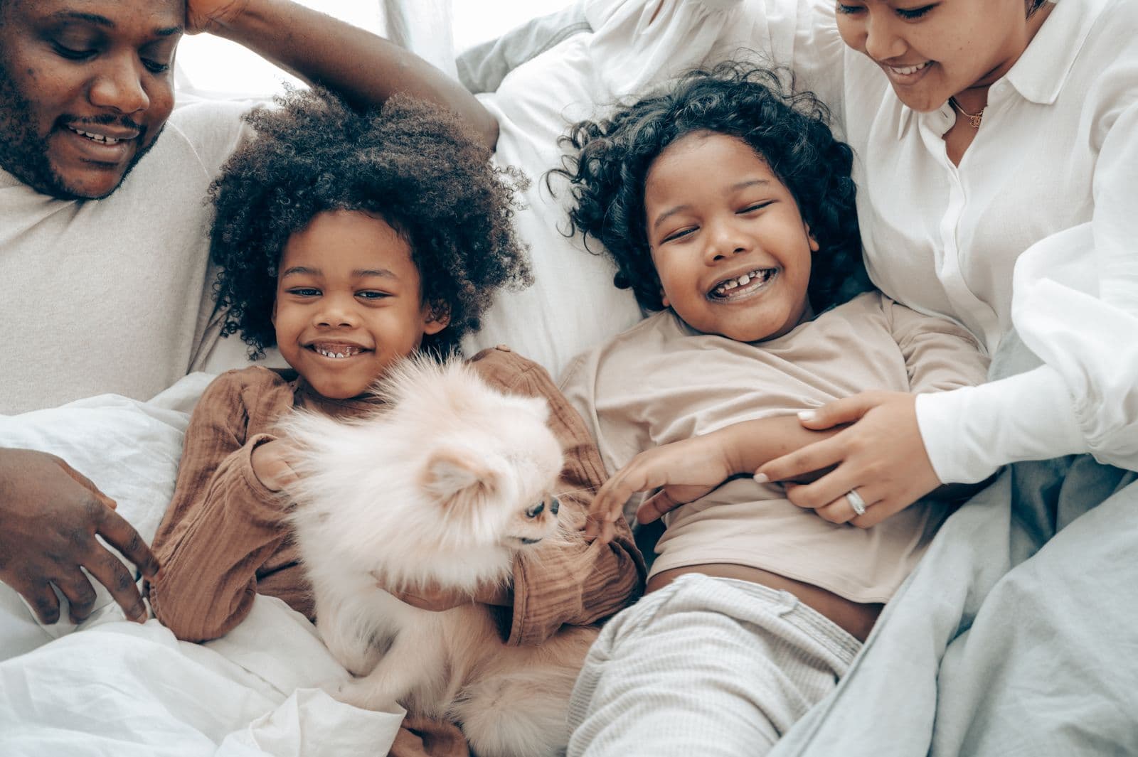 Famille réunie à la maison avec son chien, dans un moment de complicité