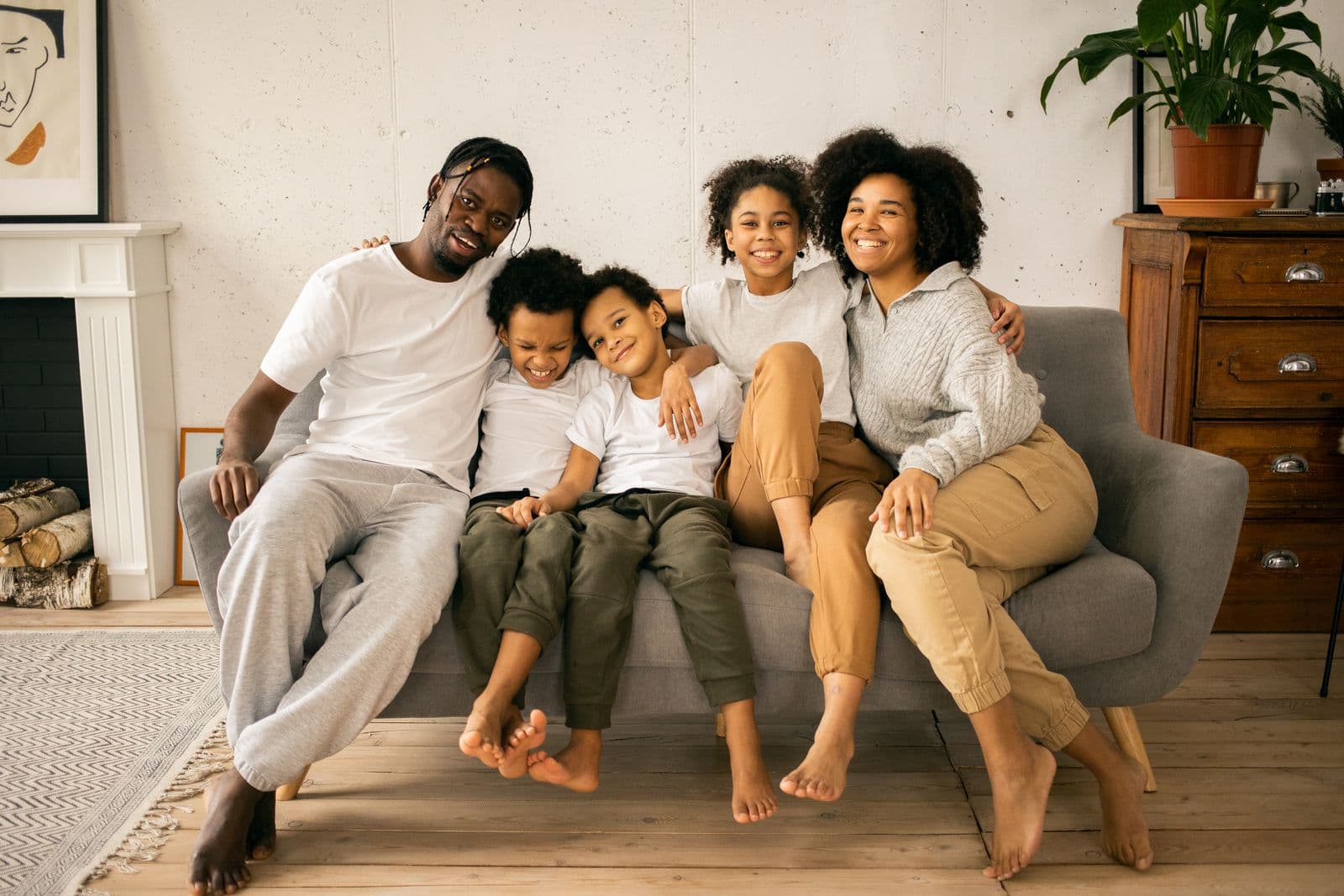 Une famille réunie sur son canapé, dans un salon lumineux