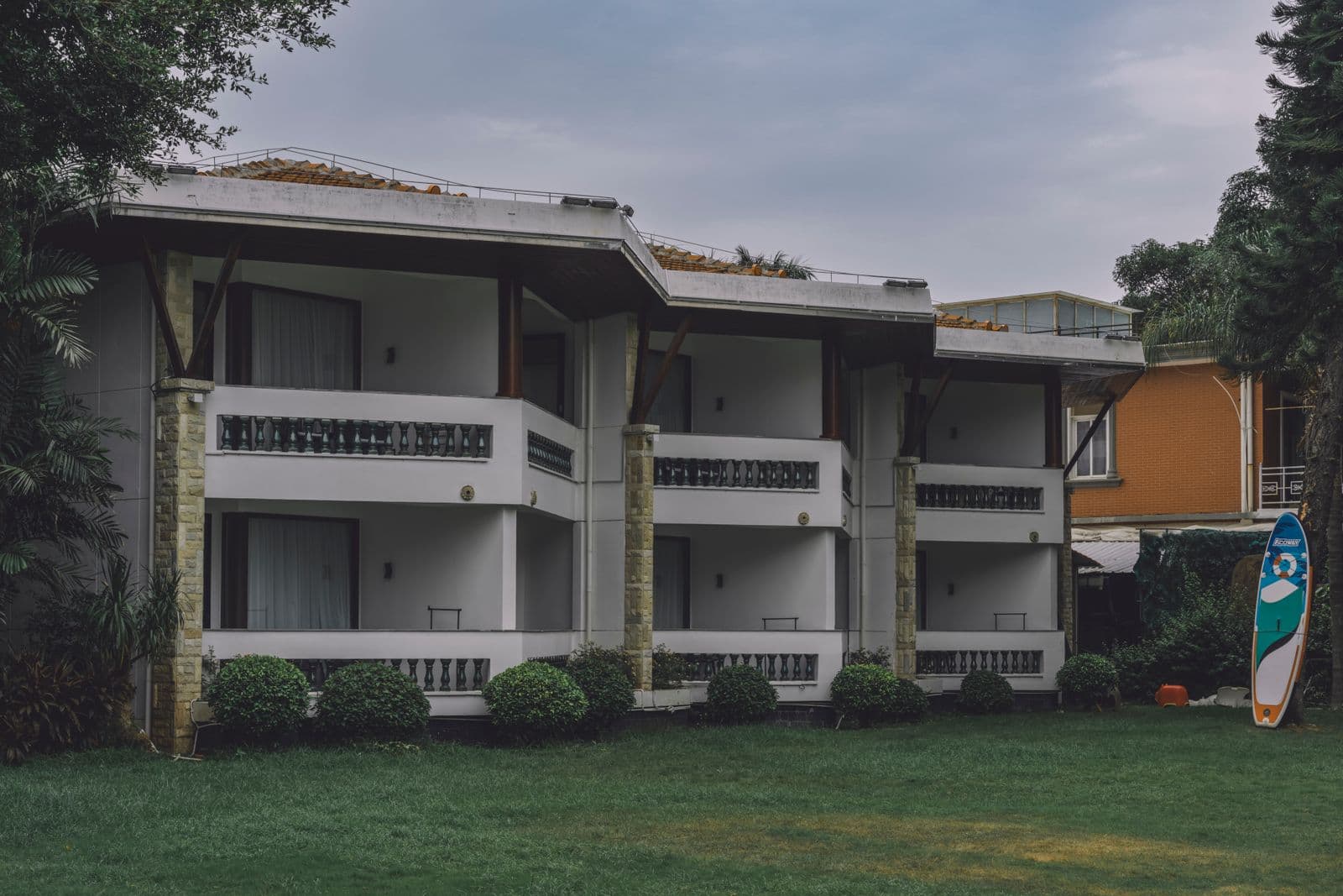 Immeuble d'habitation avec balcons, illustrant l'assurance d'un logement mis en location