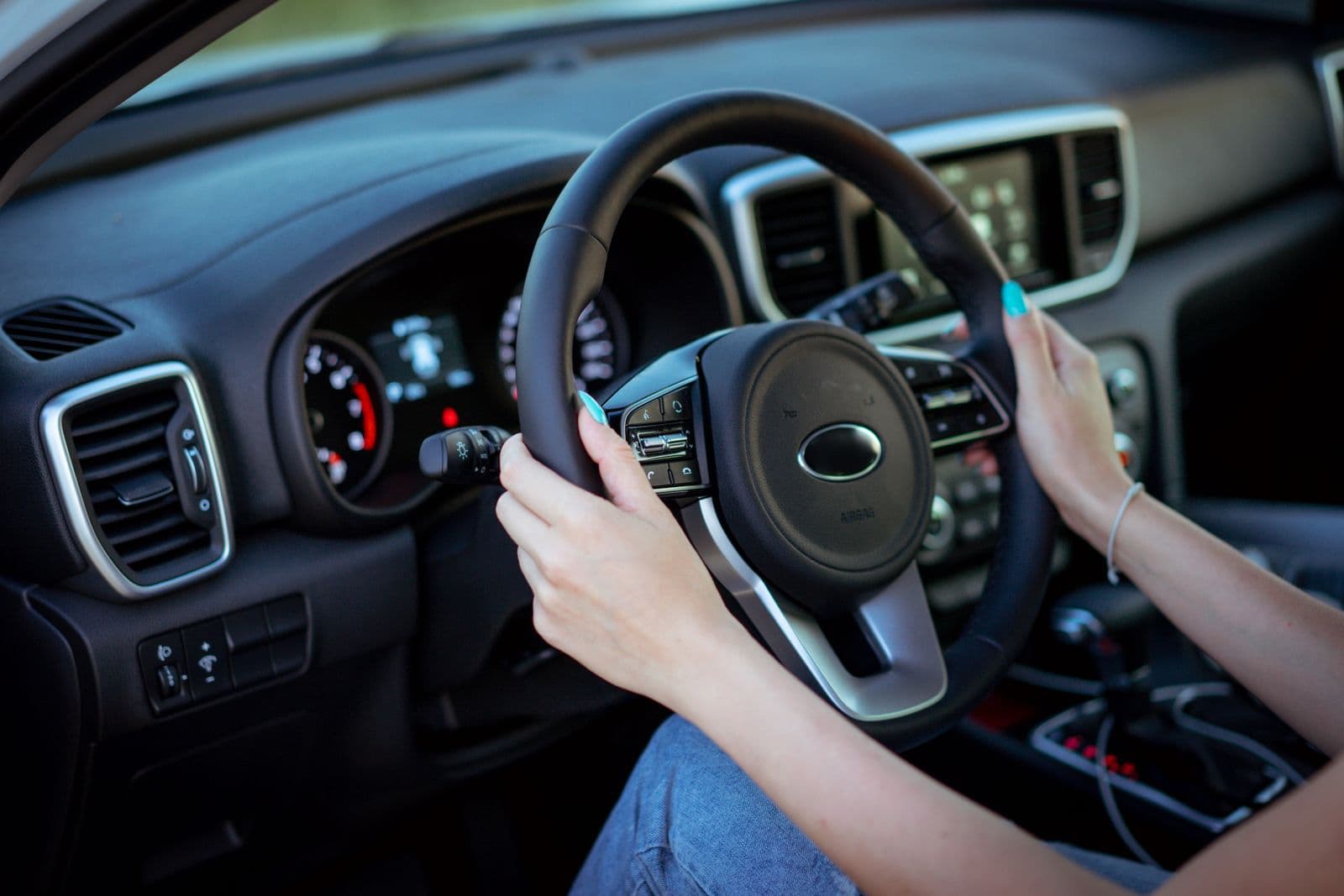 Mains posées sur un volant, illustrant le choix du niveau de franchise d'un contrat auto