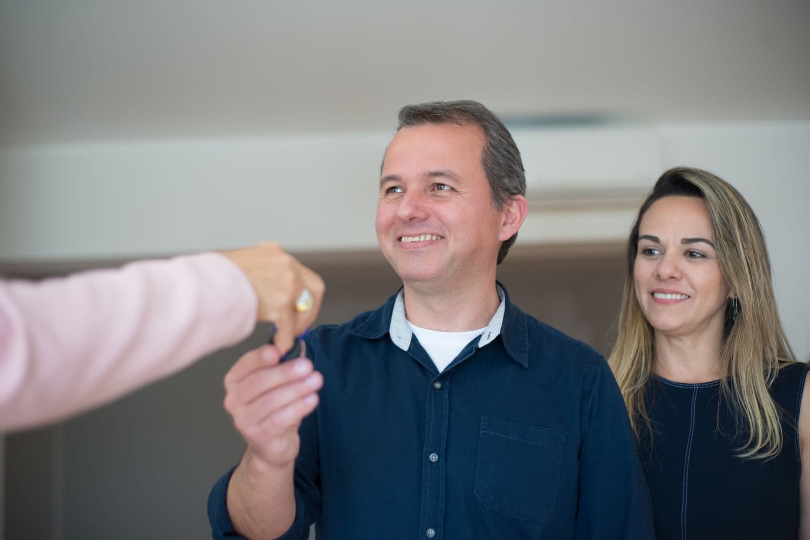 Remise des clés d'un logement, illustrant la répartition des obligations d'assurance