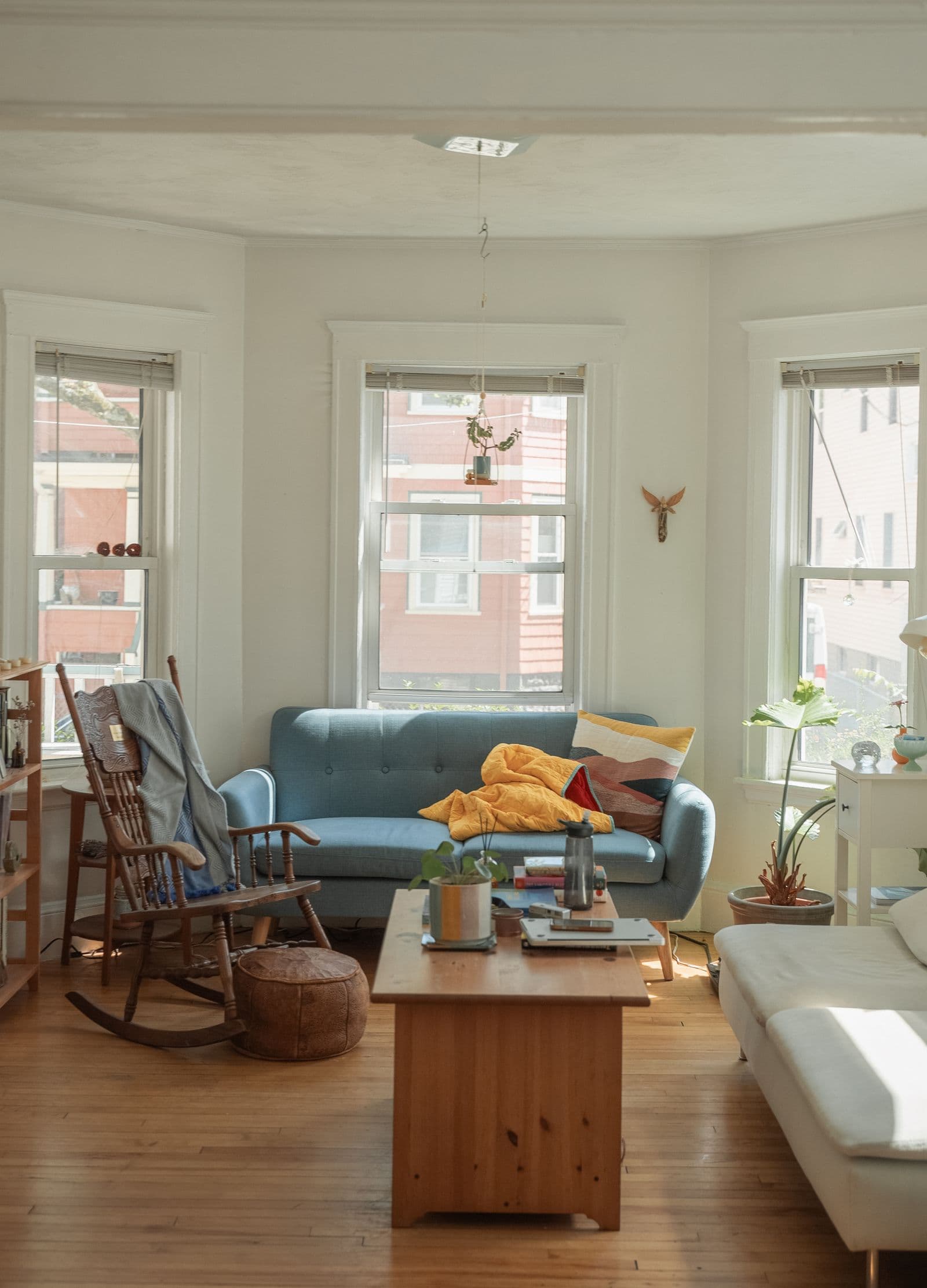 Salon lumineux d'un logement, illustrant les garanties d'un contrat multirisque habitation