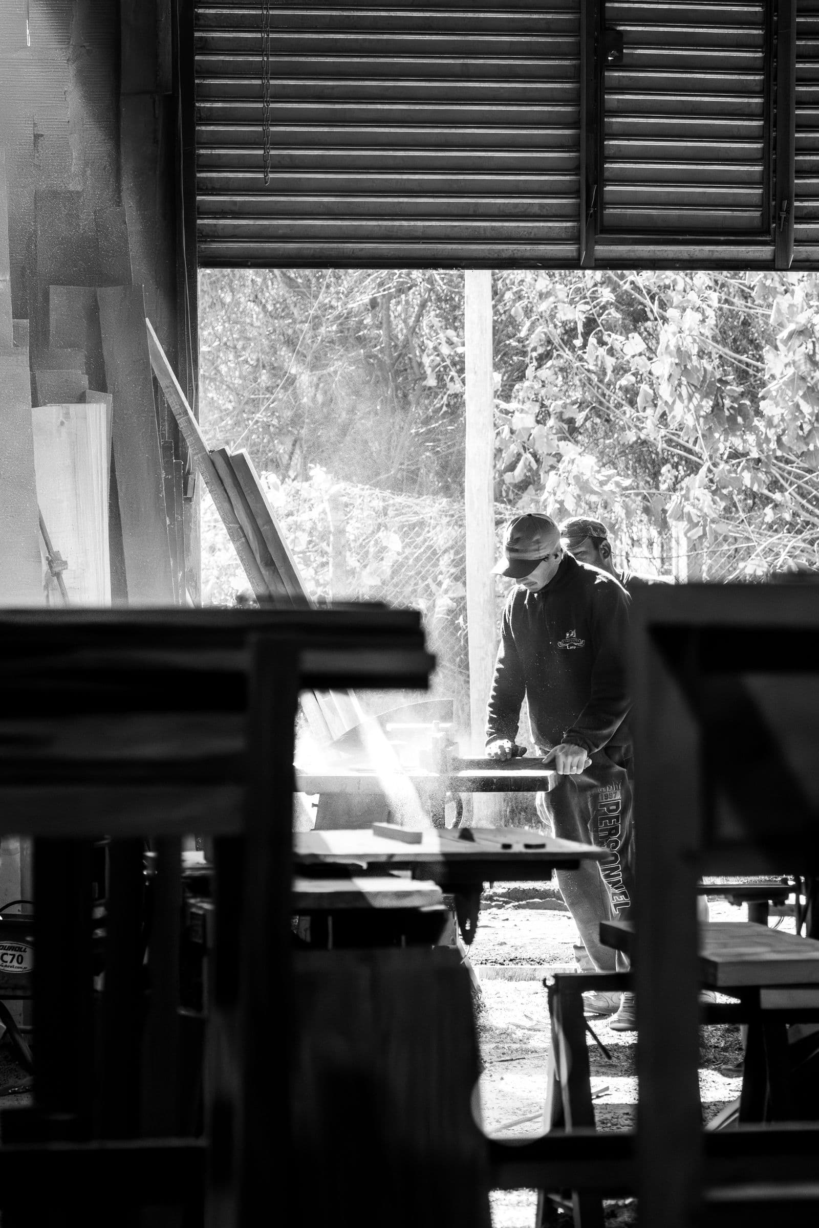 Artisan menuisier travaillant dans son atelier, illustrant les obligations d'assurance des indépendants